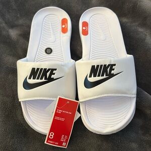 NWT women’s Nike victori one slide